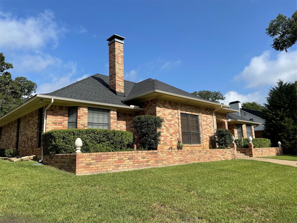 1116 E Oval Drive