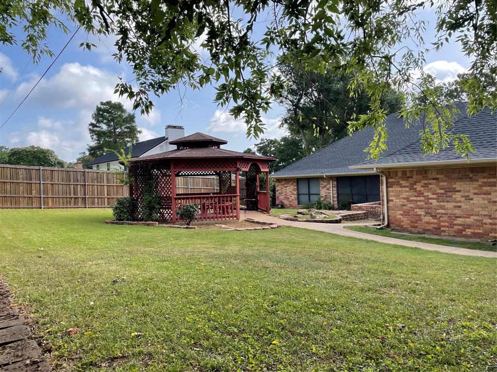 1116 E Oval Drive
