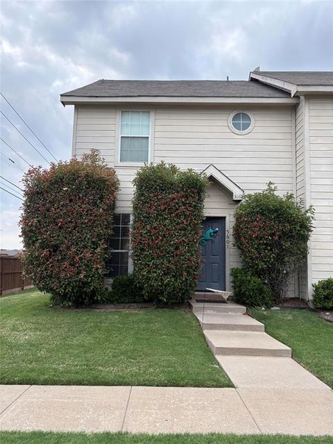 Photo of 5601 Giddyup Lane, Fort Worth, TX 76179 (MLS # 21243482)