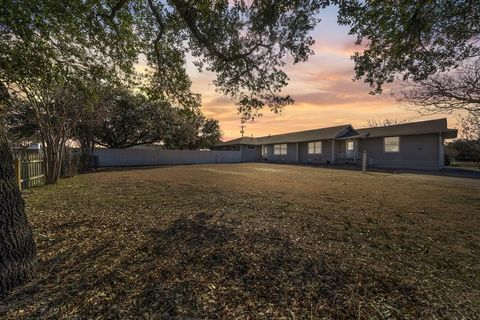 Photo of 1306 Carr Street, Hillsboro, TX 76645 (MLS # 21172143)