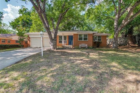 Photo of 1703 Raydon Drive, Arlington, TX 76013 (MLS # 21198461)