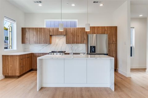 Photo of 2206 Arroyo Avenue #305, Dallas, TX 75219 (MLS # 21129842)