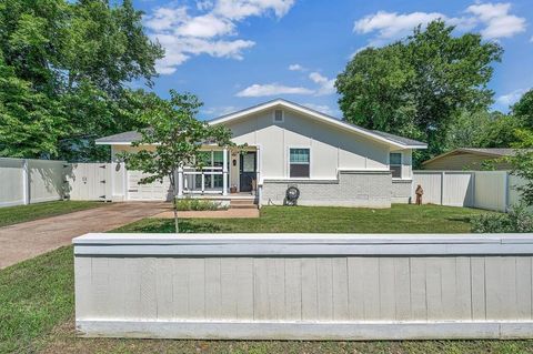 Photo of 1825 Rambler Drive, Waco, TX 76710 (MLS # 21254312)