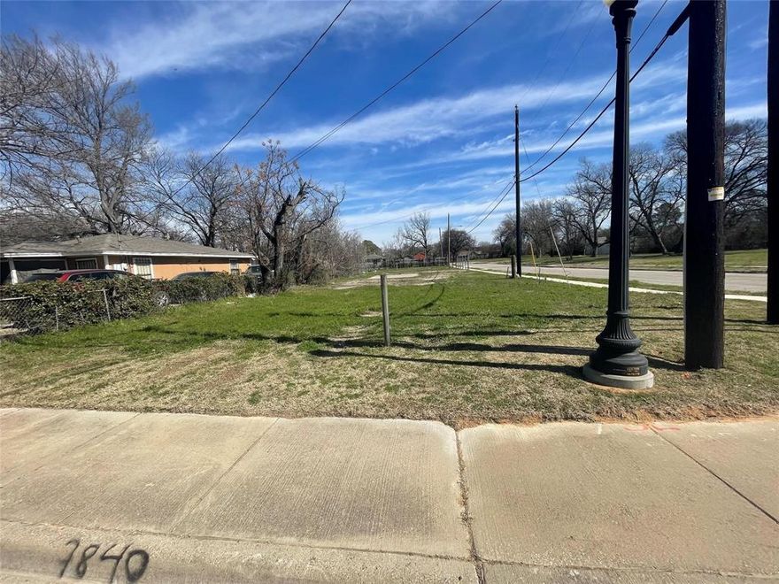 Great corner lot ready for your commercial business. Close to HWY 45 and minutes from downtown Dallas.