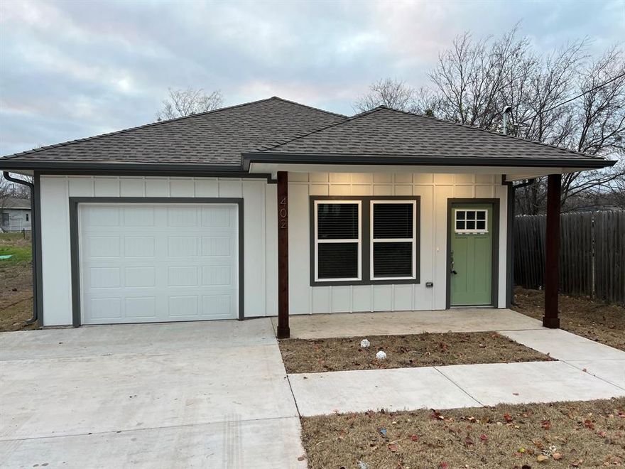 Bright and full of natural light, this three-bedroom, two-bath home has all the features you’re looking for—granite countertops, stainless steel appliances, and polished concrete floors throughout. Enjoy the large, fenced backyard for privacy, plus the convenience of a one-car garage. With a prime location near downtown and just minutes from Highways 82 and 75, this home offers both comfort and accessibility. Current lease ends October 31, 2025. Showings to begin November 1.