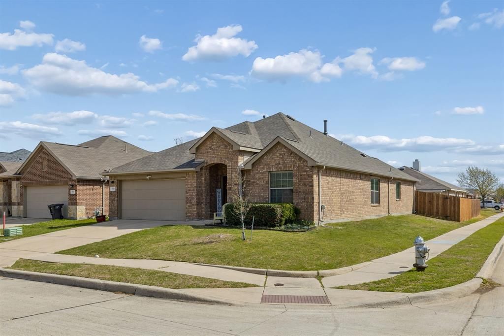 Photo of 1100 Diablo Pass, Fort Worth, TX 76052 (MLS # 21212070)
