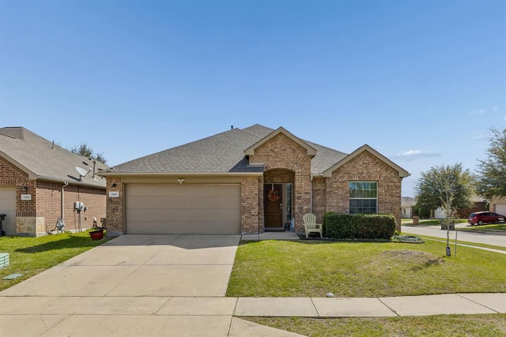 Photo of 1100 Diablo Pass, Fort Worth, TX 76052 (MLS # 21212070)