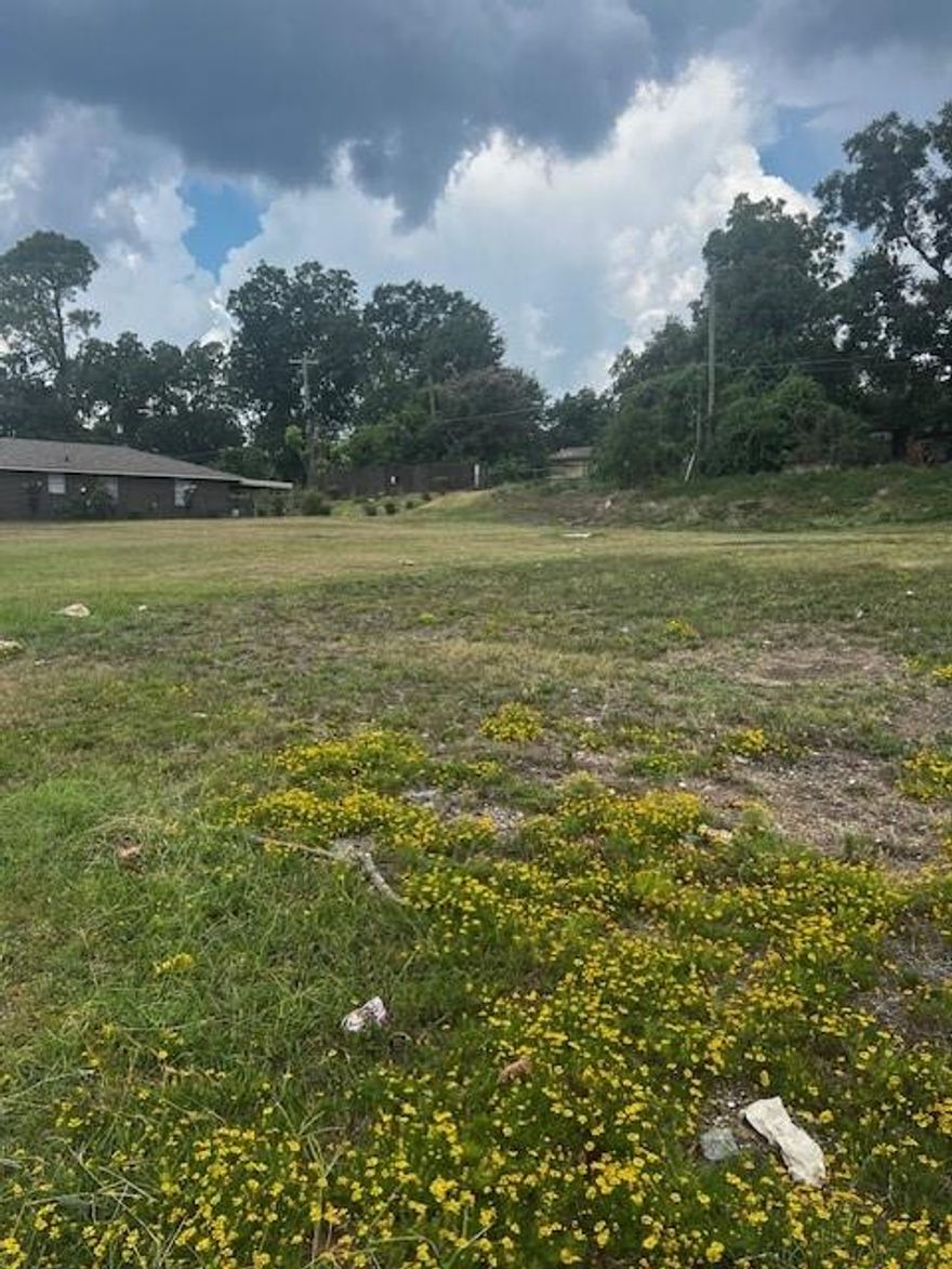 Oakcrest is located in the 71109 Zip code, prime location for residential homes and very nice and quiet neighborhood . Three lots for the price of one.