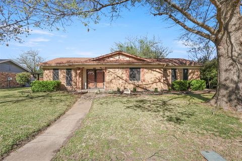 Photo of 409 Colonial Drive, Garland, TX 75043 (MLS # 21207031)