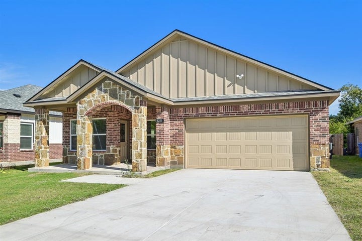 Photo 1 of 35 — 1221 S Rockwall Avenue, Terrell, TX 75160