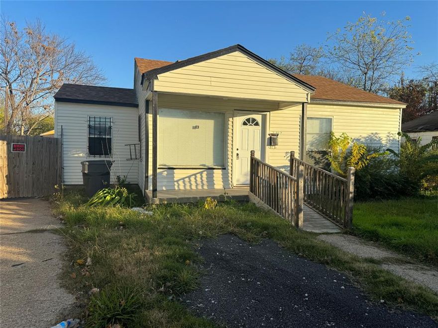Whether you’re an investor or a buyer seeking a well-priced fixer-upper, this charming 2-bedroom, 1-bath home is full of potential. Bring your vision to life by transforming it into your dream home or an income-producing investment.  Large backyard! Just minutes from Bishop Arts, the Dallas Zoo, local parks, and downtown, this thriving neighborhood is alive with renovations and beautiful home improvements.  Do not call listing office, please call listing agent for access.