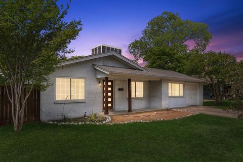 Photo of 301 N Cottonwood Drive, Richardson, TX 75080 (MLS # 21236274)