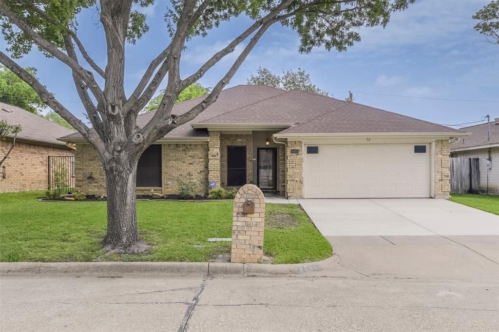 Photo of 6111 Fern Meadow Road, Arlington, TX 76017 (MLS # 21252345)