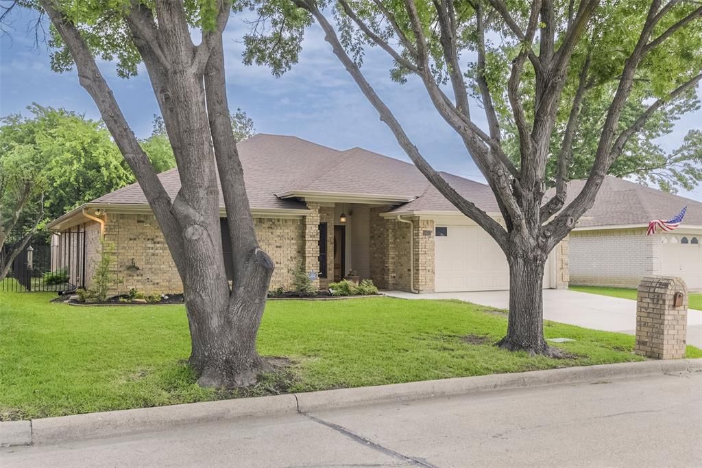 Photo of 6111 Fern Meadow Road, Arlington, TX 76017 (MLS # 21252345)