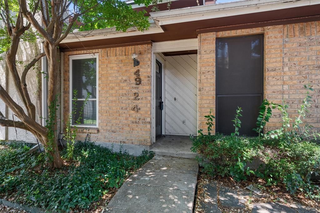 Photo of 4924 Oak Bluff Blf, Mesquite, TX 75150 (MLS # 21042806)