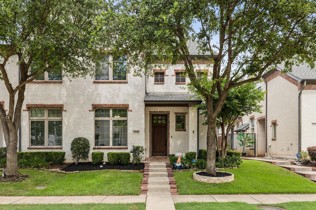 828 Lake Vista Place