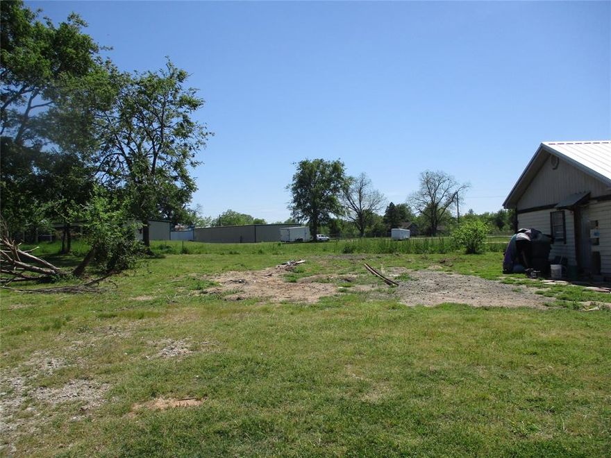 Open lot with access to utilities. Great for RV or Mobile Home. Buyer or Buyer's agent to verify all information and HOA information.
Sale to be approved by Court.