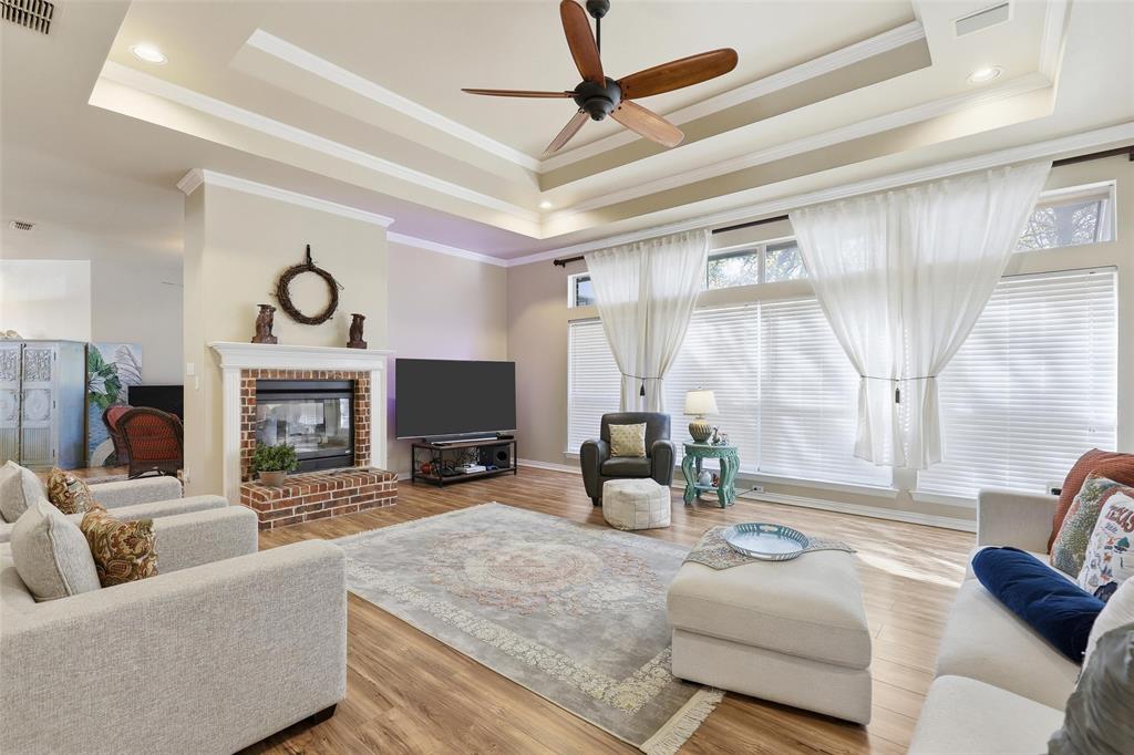 812 Lake View Court E