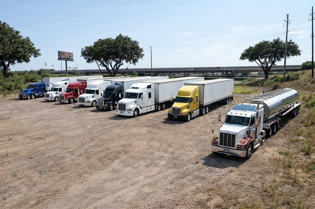 200 S Interstate 35 E