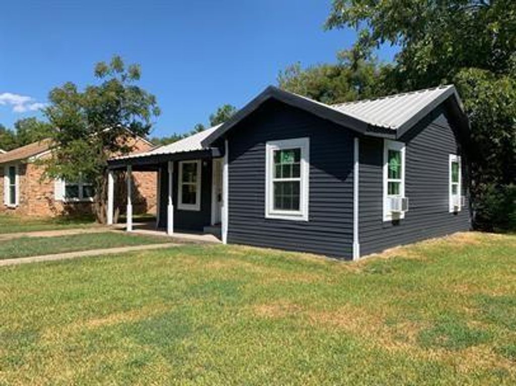 Photo of 1916 Liberty Street, Bonham, TX 75418 (MLS # 21194239)