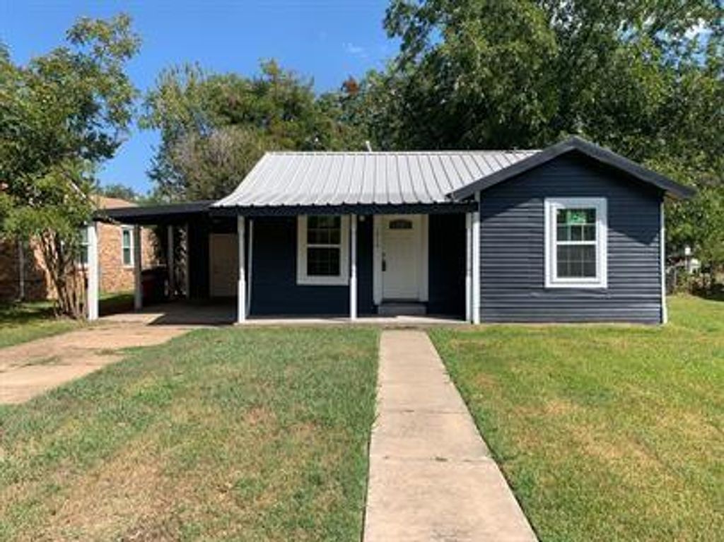Photo of 1916 Liberty Street, Bonham, TX 75418 (MLS # 21194239)