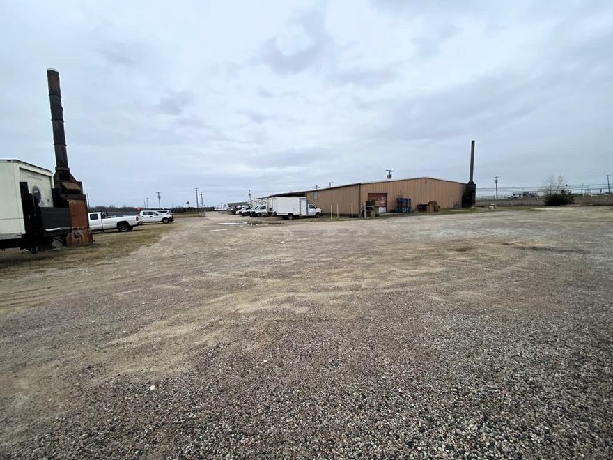 Prime Industrial Investment Property–24,000+ SF on 3.5 Acres–Corsicana. An outstanding investment opportunity awaits with this 24,000+ square foot industrial facility, strategically located in Corsicana’s thriving industrial district. Sitting on 3.507 acres, this property is surrounded by other large industrial buildings, making it a key player in a well-established commercial hub. This property is currently in a long-term lease with a vending company. Whether you're looking to expand your investment portfolio or secure a premium industrial asset in a growing market, this property offers long-term value.