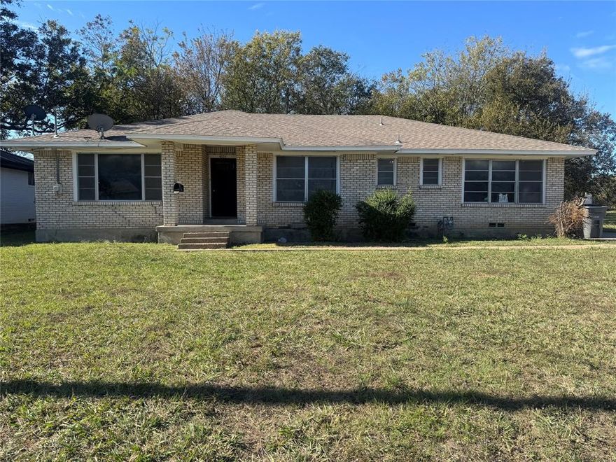 Come check out this beautifully renovated six-bedroom, three-bathroom home available for lease! Nestled in a charming, established neighborhood in Dallas, TX, this spacious property blends classic character with modern updates. Just 20 minutes from Downtown Dallas, it’s the perfect mix of comfort and convenience. Want to take a tour? Let’s make it happen!