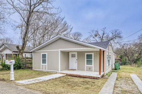 207 Young Street Waxahachie TX 75165