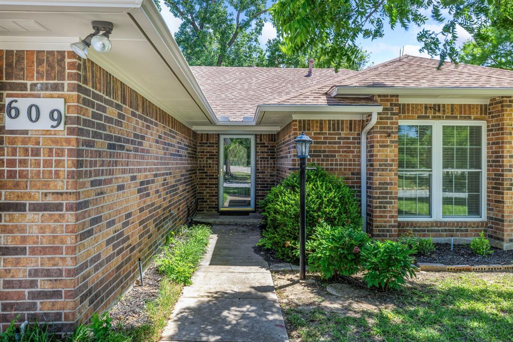 609 W Windsor Drive