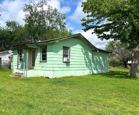 Photo of 202 N 1st Street, Point, TX 75472 (MLS # 21229593)
