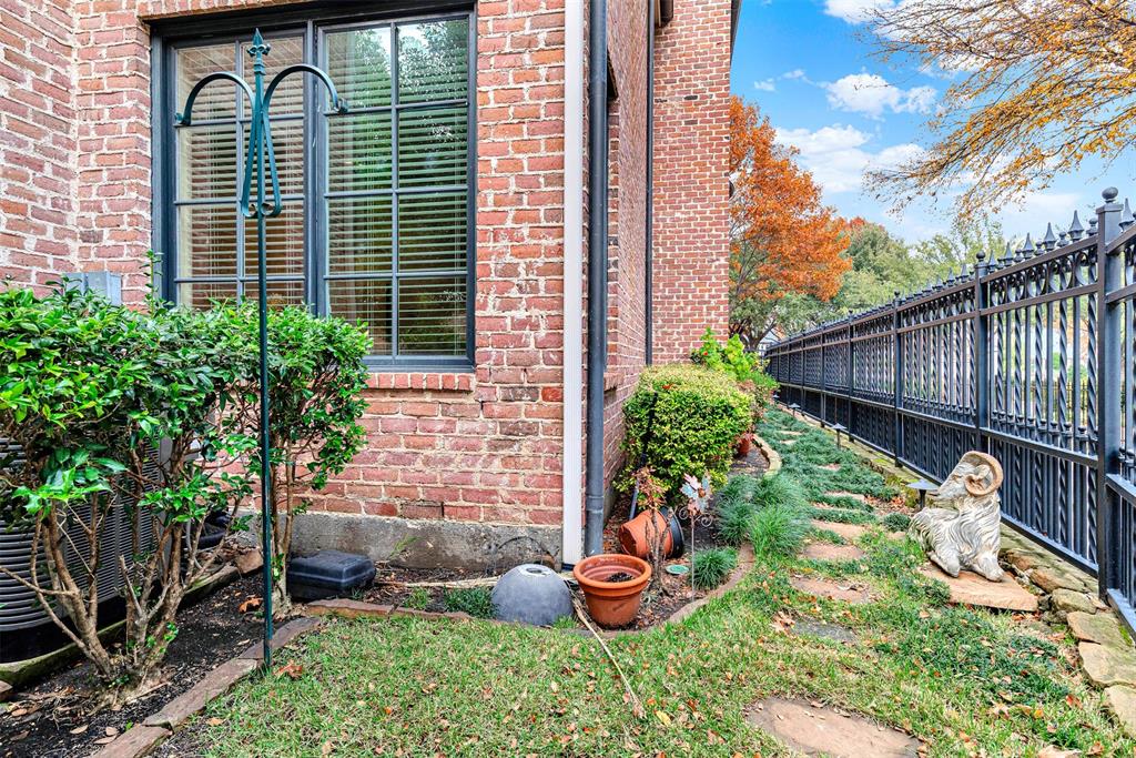 5904 BURGANDY Street