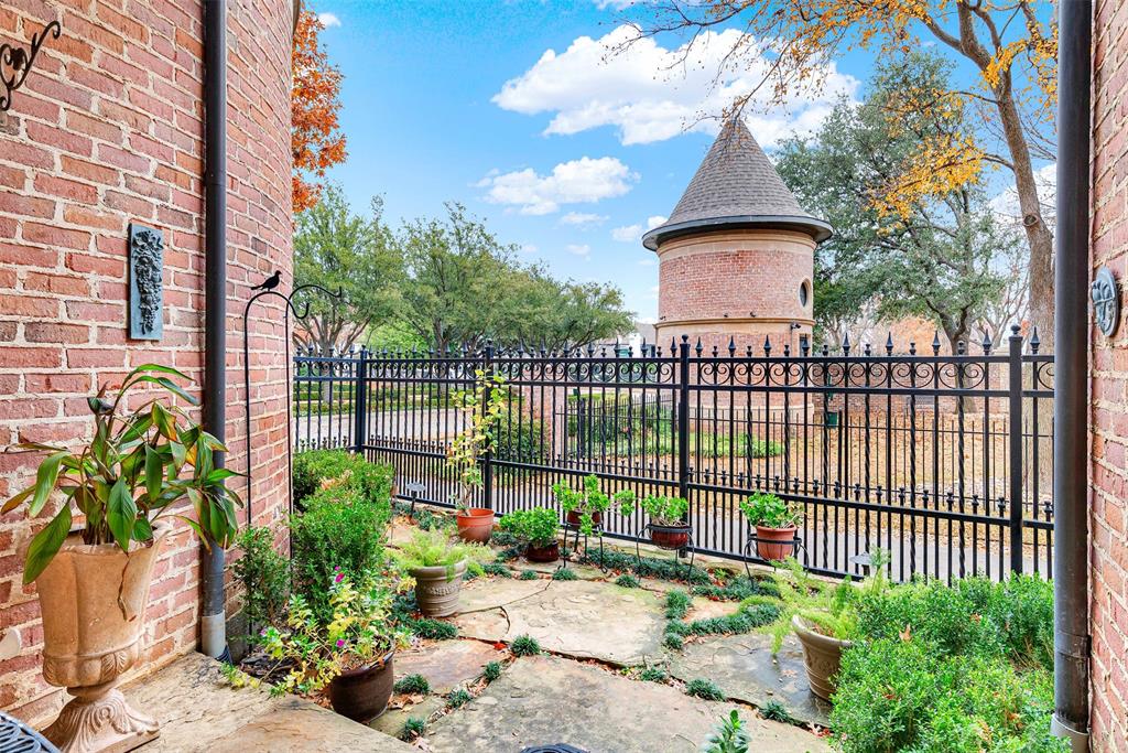 5904 BURGANDY Street