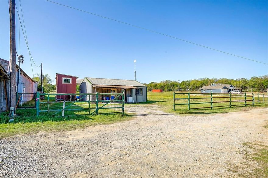 This 1-acre property, free from deed restrictions, offers flexibility with both a cabin, suitable for living or rental. The front is enclosed with pipe fencing, while barbed wire secures the other sides, providing both privacy and safety.
A key feature is its highway frontage, which provides excellent visibility for any business potential, like a retail store or office space. Whether you’re interested in a calm homestead, a rental property, or a business location, this property caters to various needs.
With a mix of residential and business possibilities, this land offers a balanced setting for practical use and investment.