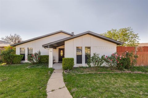 Photo of 1742 Delaford Drive, Carrollton, TX 75007 (MLS # 21226016)