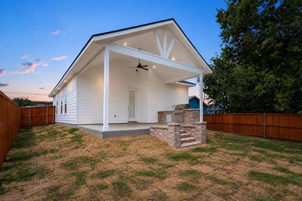 Photo of 204 3rd Street, Hillsboro, TX 76645 (MLS # 21350519)
