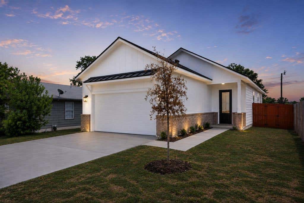 Photo of 204 3rd Street, Hillsboro, TX 76645 (MLS # 21350519)