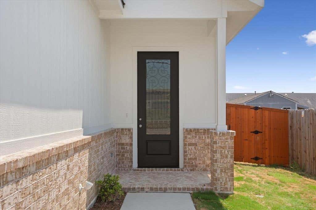 Photo of 204 3rd Street, Hillsboro, TX 76645 (MLS # 21350519)
