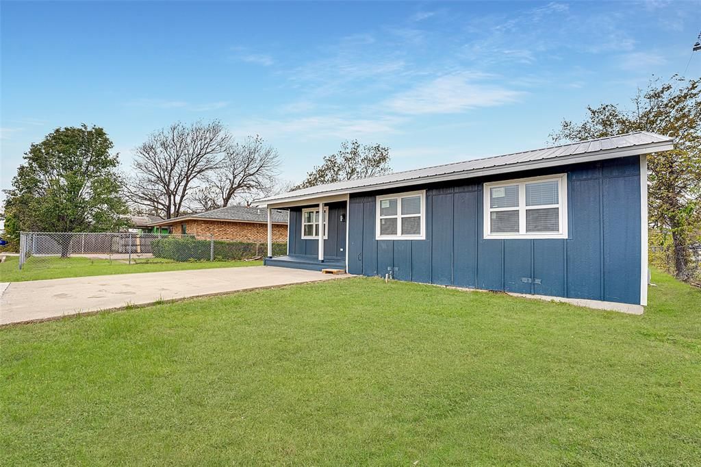 Photo of 308 Avenue E, Ennis, TX 75119 (MLS # 21206930)