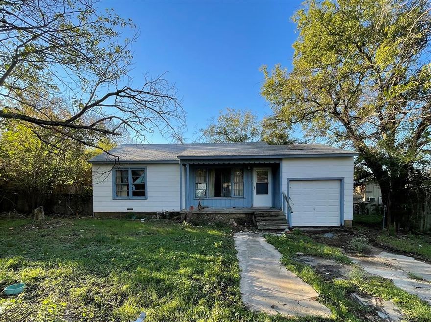 Your next flip project is here! This home has the potential to be something great. Featuring 3 bedrooms, 1 full bathroom, 1 living area and sitting on a HUGE LOT! Great location, only 15 minutes from downtown Fort Worth and a short drive to the shopping in Lake Worth.  Book your showing today and start your next flip project with 5737 Waddell Street.