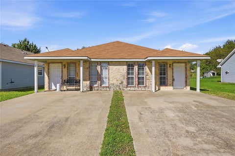 Photo of 113 W Wilson Avenue, Sherman, TX 75090 (MLS # 21415159)