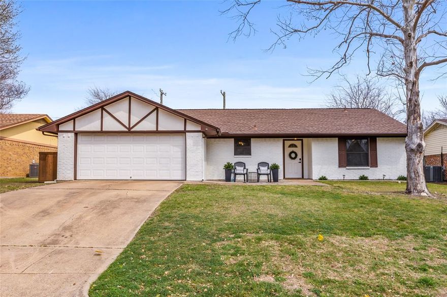 Update home in Aledo ISD. Vaulted ceilings, covered patio, fireplace, updated bathrooms, new light fixtures and door handles, new fence, new appliances, new exterior paint.
