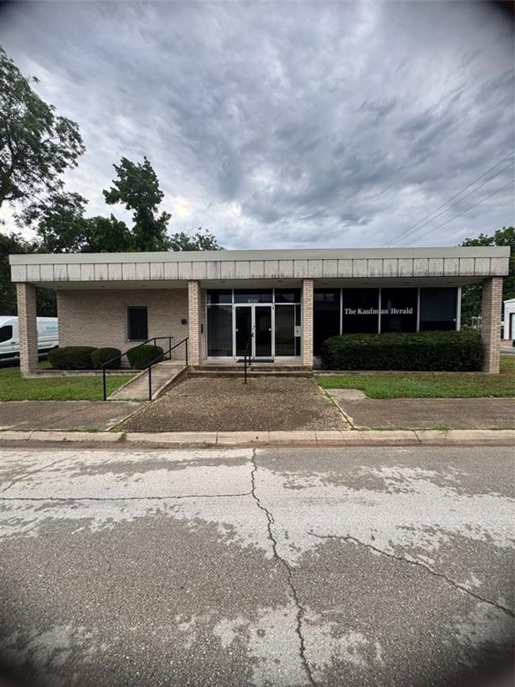 Photo of 300 N Washington Street, Kaufman, TX 75142 (MLS # 21320531)