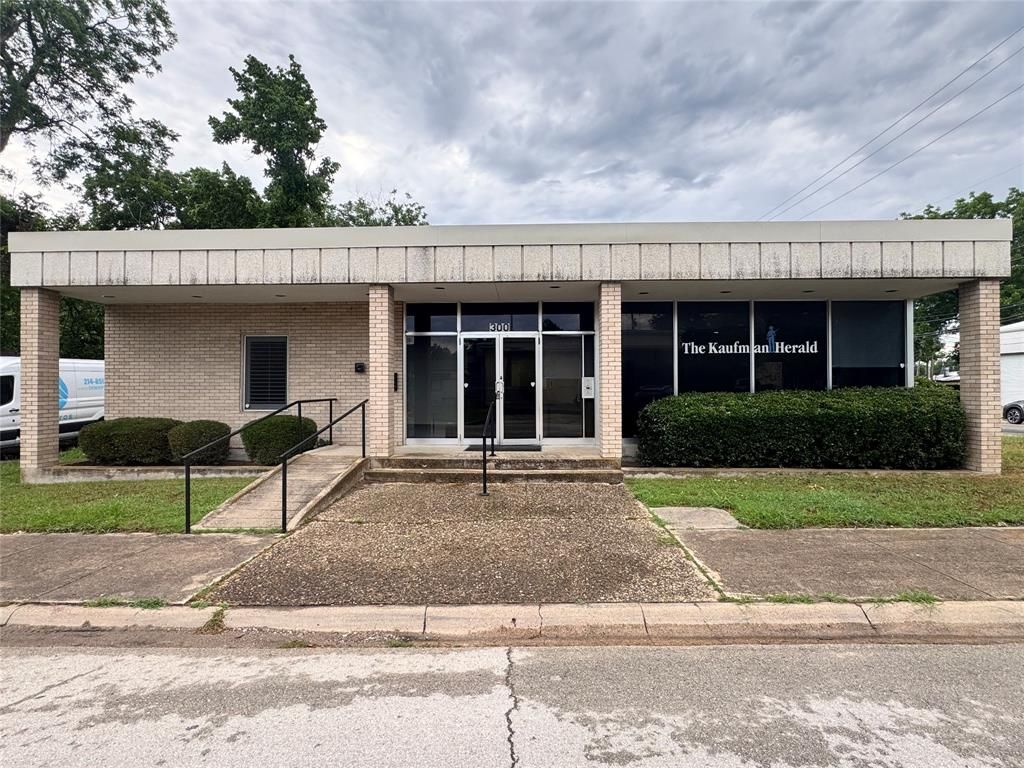Photo of 300 N Washington Street, Kaufman, TX 75142 (MLS # 21320531)
