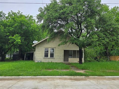 Photo of 1013 E Tennie Street, Gainesville, TX 76240 (MLS # 21245987)
