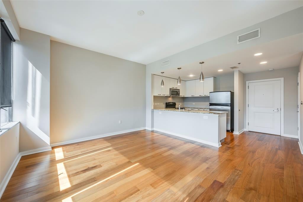 1200 Main Street 1002