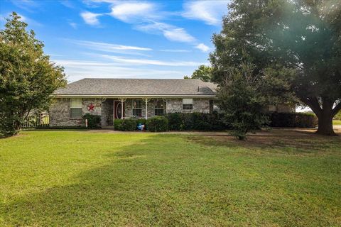 Photo of 713 Arapaho Drive, Tioga, TX 76271 (MLS # 21067422)