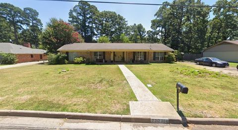 Photo of 2306 Kentucky Drive, Longview, TX 75605 (MLS # 21093407)