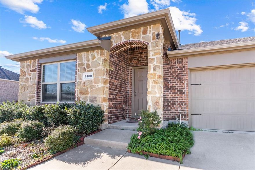 Charming one story on a corner lot in Abbey Crossing! This beauty features a nice open floor plan with tall ceilings, 4 large bedrooms, 2 full baths, and a 2 car garage. Kitchen boasts granite countertops, tile backsplash, and island that opens up to the spacious living area. Perfect for entertaining! Oversized master bedroom has space for a sitting area, large bath, huge walk in closet and is split from the other bedrooms. Covered patio and private backyard finish out this beautiful home. Great location, only minutes from US-75 and 380!