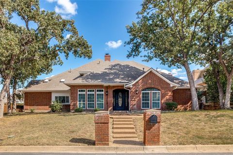Photo of 2103 Bay Club Drive, Arlington, TX 76013 (MLS # 21091439)