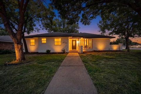 Photo of 906 Pinedale Lane, Dallas, TX 75241 (MLS # 21311098)